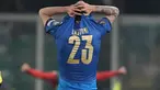 Bek Italia, Alessandro Bastoni menutup wajahnya usai pertandingan melawan Makedonia Utara pada pertandingan play-off kualifikasi Piala Dunia 2022 di stadion Renzo Barbera, di Palermo, Italia, Jumat (24/3/2022). Italia kalah dari Makedonia Utara 0-1. (AP Photo/Antonio Calanni)