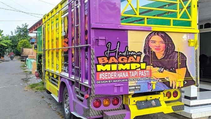 Potret Wika Salim hiasi bak truk (Sumber: Instagram/wikasalim)