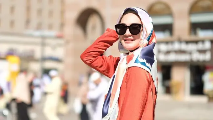 Akui Ingin Berhijrah, Ini 6 Pesona Luna Maya saat Pakai Hijab