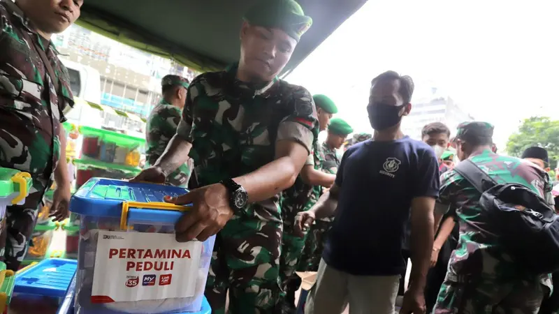 Dalam rangka memperingati HUT TNI ke 77, TNI membagikan paket sembako kepada masyarakat sekitar. Kegiatan ini berlangsung di berbagai titik di Jakarta, Rabu (05/10/2022).