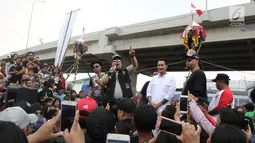 Komedian senior, Indro Warkop bersama aktor Tora Sudiro memeriahkan Festival Kalimalang di Jakarta, Kamis (17/8). Selain untuk menyapa warga, kedatangan mereka juga dalam rangka promo film Warkop DKI: Reborn Part 2. (Liputan6.com/Herman Zakharia)
