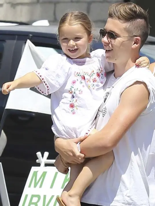 Harper Beckham dan kakaknya Brooklyn Beckham saat berada di Venesia, Italia pada 28 Oktober 2015. Harper tampil manis dengan menggunakan dress bermotif bunga. (harperbeckhamfashion)