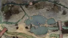 Seorang pria menikmati air panas di mata air mineral alami pada hari musim dingin di dekat desa Rupite, Bulgaria (2/2/2022). Penduduk setempat percaya bahwa air mineral menyembuhkan banyak penyakit dan gangguan. (AFP/Nikolay Doychinov)
