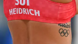 Joana Heidrich - Pemain voli pantai wanita Swiss Joana Heidrich memiliki tato bertuliskan Rio 2016 di sisi tulang rusuknya. Tato tersebut sebagai tanda Olimpiade pertama yang ia ikuti sepanjang kariernya. (Foto/AFP/Angea Weiss)