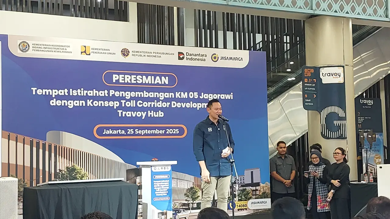 Menteri Koordinator Bidang Infratruktur dan Pembangunan Kewilayahan (IPK), Agus Harimurti Yudhoyono (AHY) meresmikan rest area terintegrasi di Travoy Hub, Taman Mini, Jakarta. (Liputan6.com/Arief)