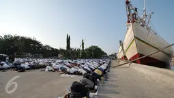 Umat Islam melaksanakan salat Idul Adha 2016/1437 H di Pelabuhan Sunda Kelapa, Jakarta, Senin (12/9). Nuansa khas pelabuhan menjadi keunikan tersendiri saat salat Idul Adha di tempat ini. (Liputan6.com/Yoppy Renato)