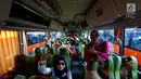 Sejumlah wanita Realawan Projo berpose di dalam bus saat hendak berangkat ke Solo, di Kemayoran, Jakarta, Senin, (6/11). Sebanyak 30 bus di berangkatkan dari Jakarta menuju Solo. (Liputan6.com/JohanTallo)