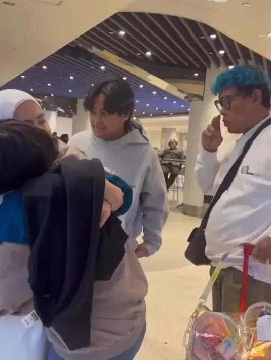 Pasangan ini meninggalkan dua anaknya di Amerikan karena masih harus menyelesaikan pendidikannya. Sekedar informasi, Cinta dan Nino sama-sama berkuliah di Pasadena City College, Los Angeles, California. [Instagram/astridkuya]