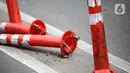 Sejumlah stick cone pembatas jalur sepeda rusak di kawasan Salemba Raya, Jakarta, Jumat (18/11/2022). Stick cone yang terpasang sejak September lalu tersebut terlihat sudah rusak dan tidak terpasang dengan benar, Pemerintah Provinsi DKI menghapus anggaran Rp 38 miliar untuk pembangunan sekitar 500 kilometer jalur sepeda dari rancangan anggaran pendapatan dan belanja daerah (RAPBD) DKI tahun 2023. (Liputan6.com/Faizal Fanani)