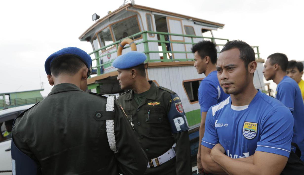 Kapten Persib Bandung, Atep bersiap menaiki kapal klotok untuk berlatih jelang semi final Piala Presiden melawan Mitra Kukar di Stadion Aji Imbut, Tenggarong, Kaltim, Sabtu (3/10/2015). (Bola.com/Vitalis Yogi Trisna)