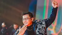 Belum genap 24 jam, &ldquo;Gampil&rdquo; dari Denny Caknan membuka tiga besar daftar trending kategori musik YouTube setelah mengumpulkan 402 ribuan views. (Foto: Dok. Instagram @denny_caknan)