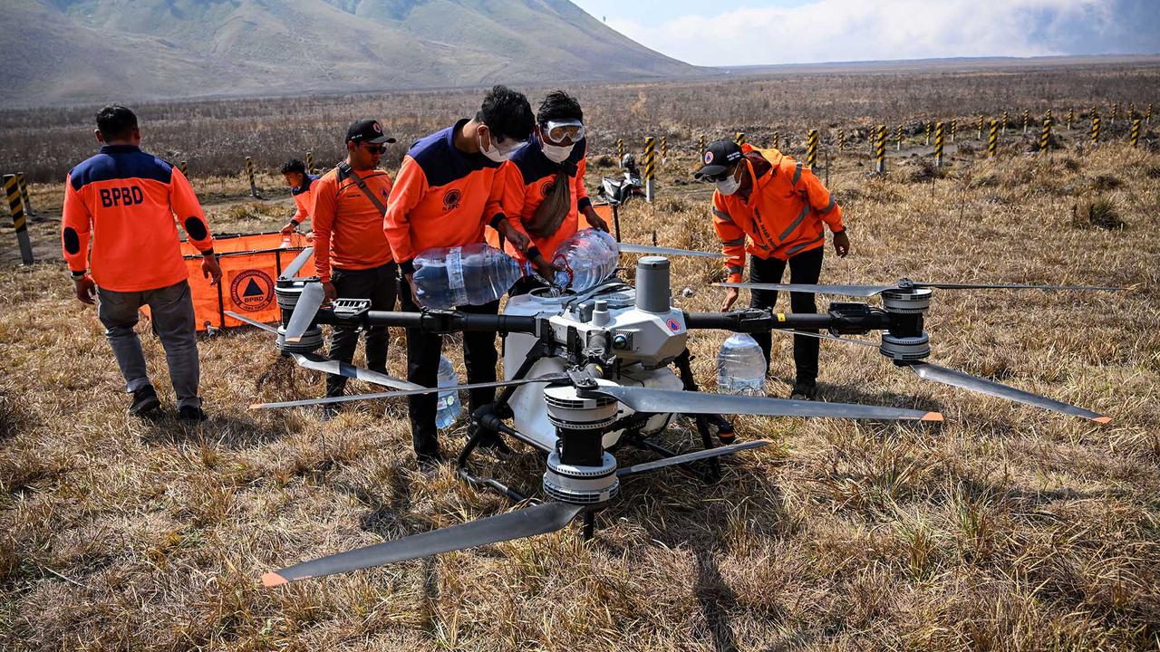 Pemadaman Terus Dilakukan Cegah Api Meluas di Gunung Bromo
