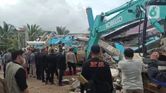 Proses evakuasi korban yang tertimbun dalam reruntuhan RS Mitra Manakarra Mamuju. Rumah Sakit swasta yang memiliki lima lantai itu rata dengan tanah setalah Gempa Bumi Magbitudo 6,2 mengguncang.  (Liputan6.com/Abdul Rajab Umar)