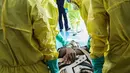 Tim medis mengevakuasi pasien terinfeksi virus corona saat simulasi di Pelabuhan Belawan, Medan, Sumatera Utara, Senin (3/2/2020). Simulasi ini dilakukan untuk meningkatkan kesiapan dalam menangani pasien terinfeksi virus corona. (Ivan Damanik/AFP)