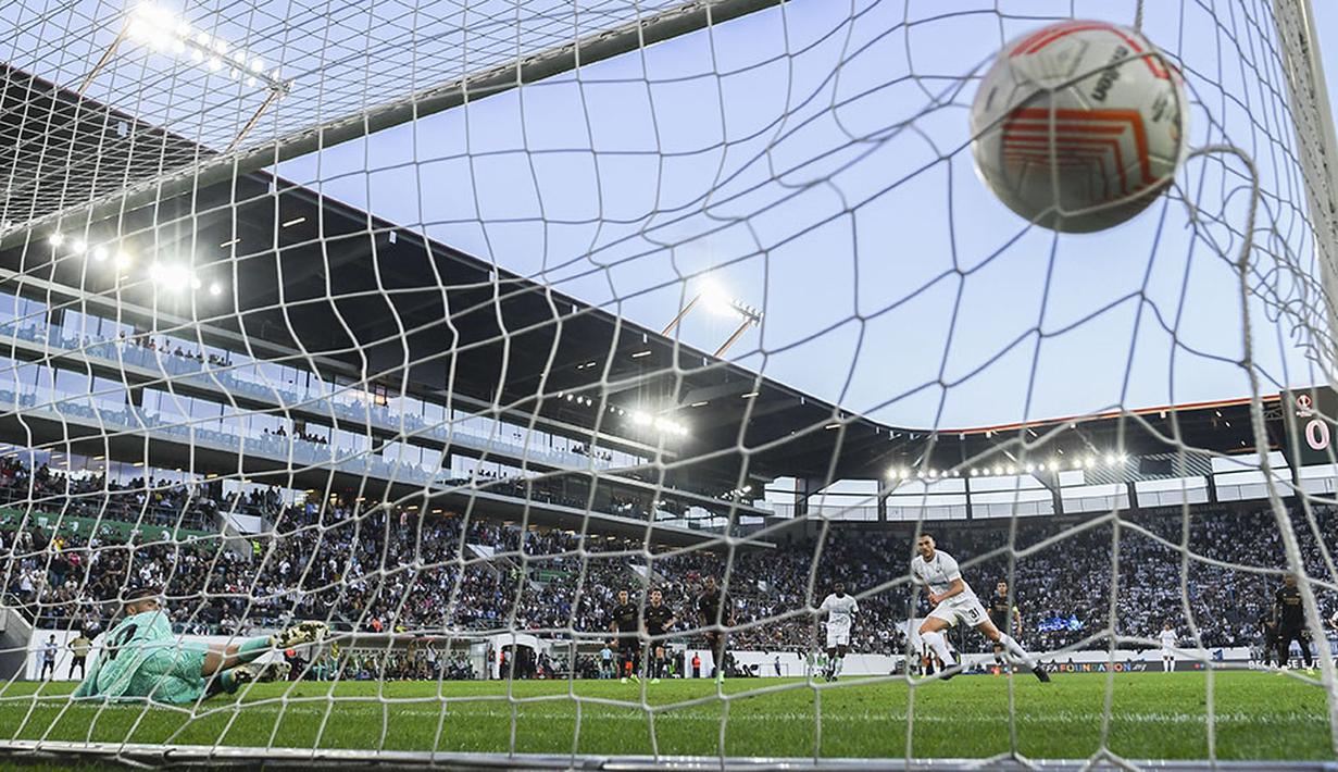 Pemain FC Zurich, Mirlind Kryeziu, mencetak gol saat melawan Arsenal pada laga Liga Europa di Stadion Kybunpark, Jumat (9/9/2022). (Gian Ehrenzeller/Keystone via AP)