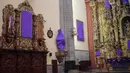 Pemandangan patung perempuan ditutupi dengan kain ungu di Gereja De los Santos Cosme y Damian di Mexico City, pada Rabu (4/3/2020). Penutupan patung tersebut sebagai bentuk protes terhadap kekerasan gender. (Photo by Pedro PARDO / AFP)
