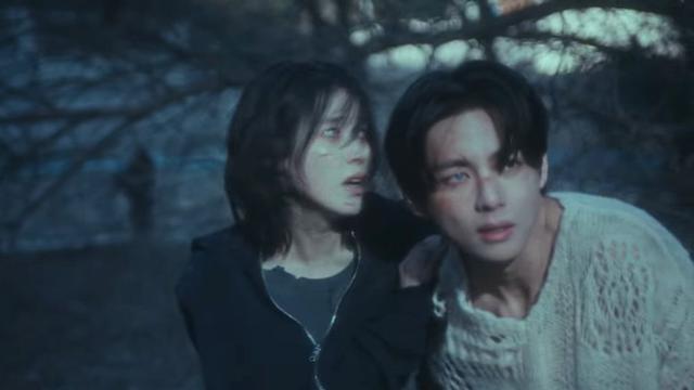 Kolaborasi penyanyi IU dan V BTS di MV berjudul Love Wins All. (Dok: YouTube IU Official)