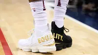 Sepatu yang dipakai pebasket Cleveland Cavaliers, LeBron James saat melawan Washington Wizards pada lanjutan NBA di Verizon Center, Minggu (17/12). James memakai sepatu beda warna dan bertuliskan 'equality' atau persamaan di sepatunya. (AP/Nick Wass)