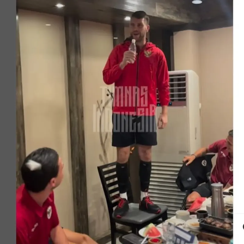 Disebut Punya Suara Keren, Maarten Paes Diminta Duet Bareng Raisa Usai Laga Timnas