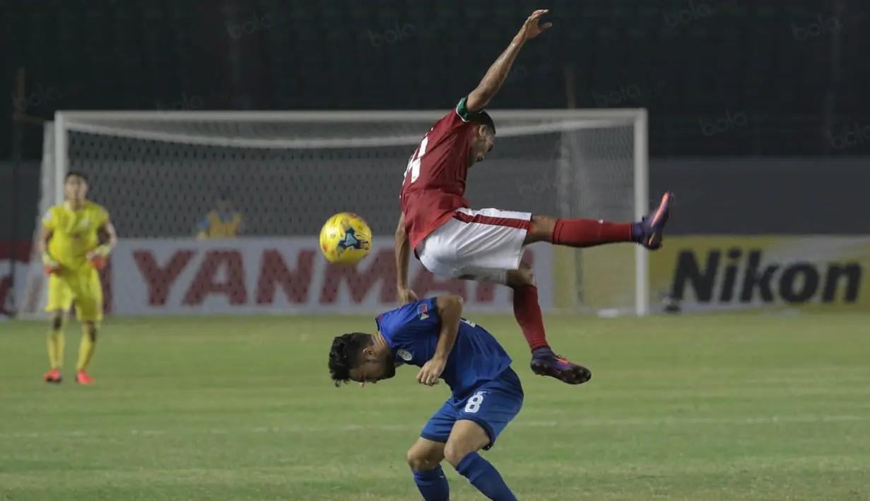 Gelandang Timnas Indonesia, Rizky Pora, berebut bola dengan pemain Filipina pada laga Piala AFF 2016 di Philippine Sports Stadium, Filipina, Selasa (22/11/2016). Hingga babak pertama kedudukan masih imbang 1-1. (Bola.com/Nicklas Hanoatubun)