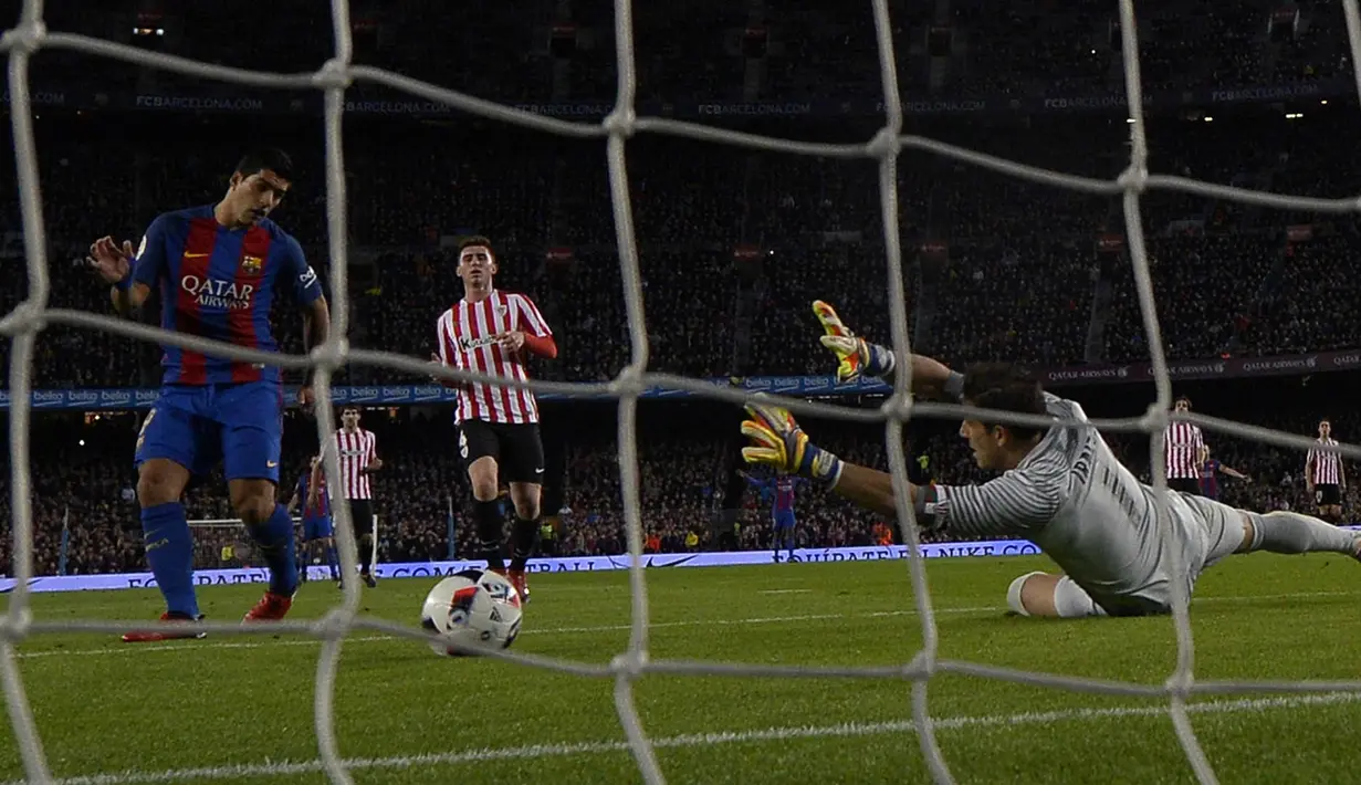 Proses terjadinya gol yang dicetak striker Barcelona, Luis Suarez, ke gawang Athletic Bilbao. Gol perdana La Blaugrana melalui sepakan Suarez ini terjadi pada menit ke-35. (AFP/Lluis Gene)  