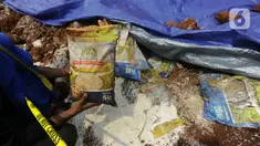 Warga menunjukkan beras diduga bansos presiden di kawasan Kampung Serab, Sukmajaya, Depok, Jawa Barat, Rabu (3/8/022). Mabes Polri menyatakan, kasus beras bansos dikubur di Depok masih diselidiki. (merdeka.com/Arie Basuki)