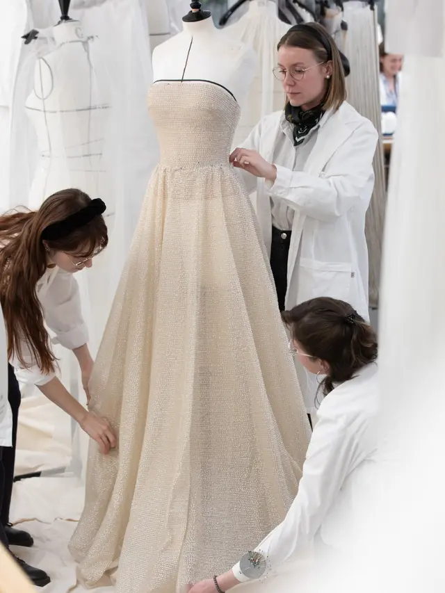 Anya Taylor-Joy Tampil Bak Putri dalam Gaun Berlapis Kristal Emas Dior di Festival Film Cannes, Dibuat Lebih dari 1.200 Jam