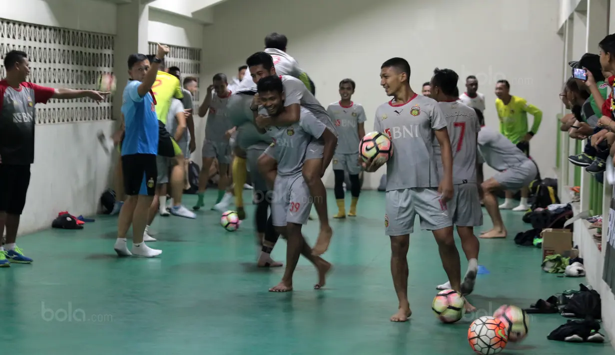 Serunya sesi latihan dalam ruangan oleh Bhayangkara FC di Stadion Patriot Bekasi, Sabtu (11/11/2017). Latihan tersebut jelang melawan Persija. (Bola.com/Nicklas Hanoatubun)
