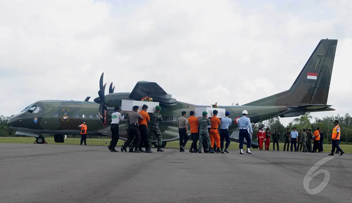 Petugas mengangkat 2 peti jenazah korban AirAsia ke dalam pesawat untuk diterbangkan ke Surabaya dari Lanud Iskandar, Pangkalan Bun, Kalteng, Rabu (7/1/2015). (Liputan6.com/Andrian M Tunay)
