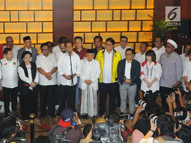 Capres-cawapres 01 Joko Widodo dan Ma'ruf Amin bersama ketum partai politik pendukung memberikan keterangan kepada wartawan usai menyaksikan perhitungan suara versi hitung cepat di Jakarta, Rabu (17/4). (Liputan6.com/Angga Yuniar)