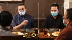 Pengunjung menikmati sajian di di The Atjeh Connection Coffee and Resto, Jakarta, Senin (8/6/2020). Tempat ini siap menerapkan protokol kesehatan untuk mendukung kebijakan pemerintah dalam menerapkan tatanan kehidupan baru atau ‘new normal’. (Liputan6.com/Faizal Fanani)