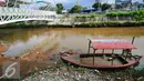 Seolah lelah dan tua, perahu eretan di bawah JPO Jayakarta, Manggarai kini hanya bersandar dan diam sambil menanti asa untuk kembali bertugas melintasi Ciliwung mengangkut warga, Jakarta, kamis (28/4/2016). (Liputan6.com/Yoppy Renato)