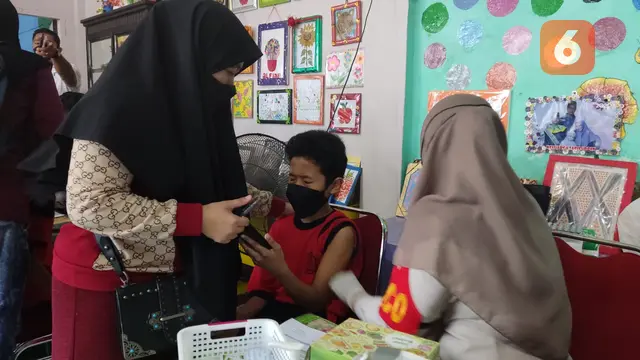 Vaksinasi di SDN Paccinang dan SDN Paccinang 1 Kota Makassar (Liputan6.com/Fauzan)