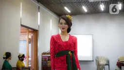Anggota Perempuan Pelestari Budaya Indonesia mengenakan kebaya Bali dalam Fashion Show Virtual di Jakarta, Sabtu (21/11/2020). Acara ini juga sekaligus mendukung UMKM Bali khususnya para kelompok Tenun Bali pasca Pandemi Covid-19. (Liputan6.com/Faizal Fanani)