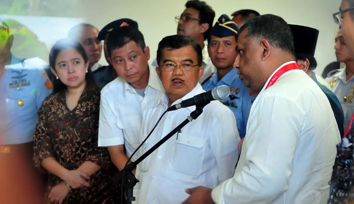 Wakil Presiden RI, Jusuf Kalla (berkaca mata) mendengarkan serius keterangan CEO AirAsia, Tony Fernandes (kanan) di Bandara Juanda, Surabaya, Senin, (29/12). (Liputan6.com/Johan Tallo)