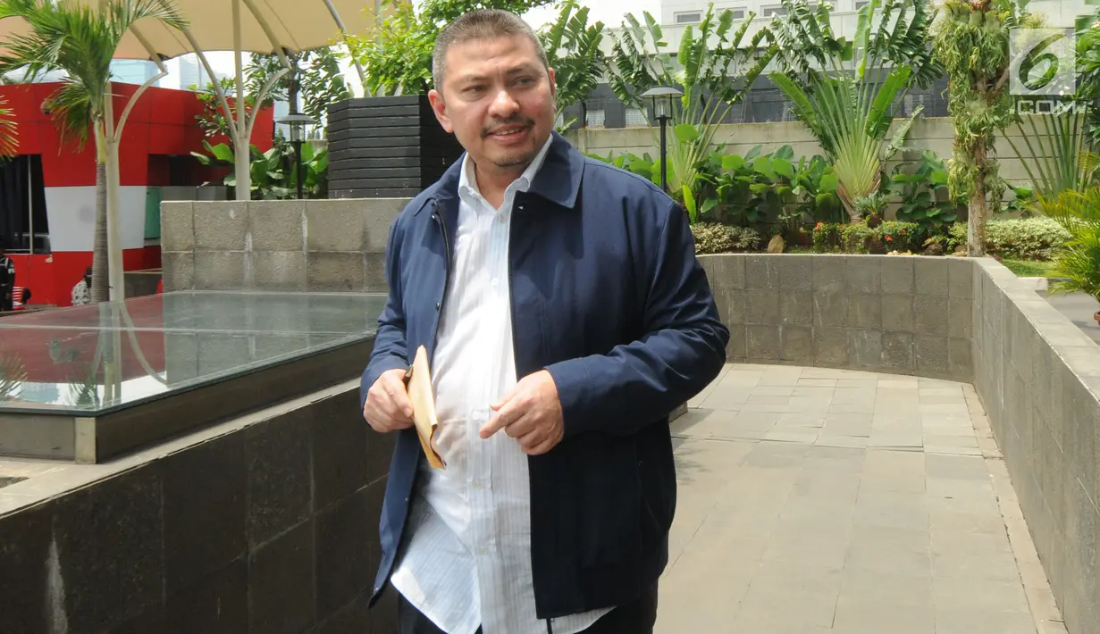 Ketua Fraksi PAN Mulfachri Harahap tiba untuk menjalani pemeriksaan di Gedung KPK, Jakarta, Rabu (20/2). Mulfachri Harahap yang juga anggota DPR  itu diperiksa sebagai saksi untuk tersangka Wakil Ketua DPR, Taufik Kurniawan. (Merdeka.com/Dwi Narwoko)