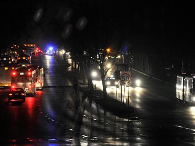 Kendaraan roda empat dan bus melintasi kawasan pusat bisnis kota Adelaide, bagian Australia Selatan, Rabu (28/9). Badai parah dan sambaran petir memutuskan aliran listrik di seluruh wilayah negara bagian Australia Selatan. (AAP/David Mariuz/via REUTERS)