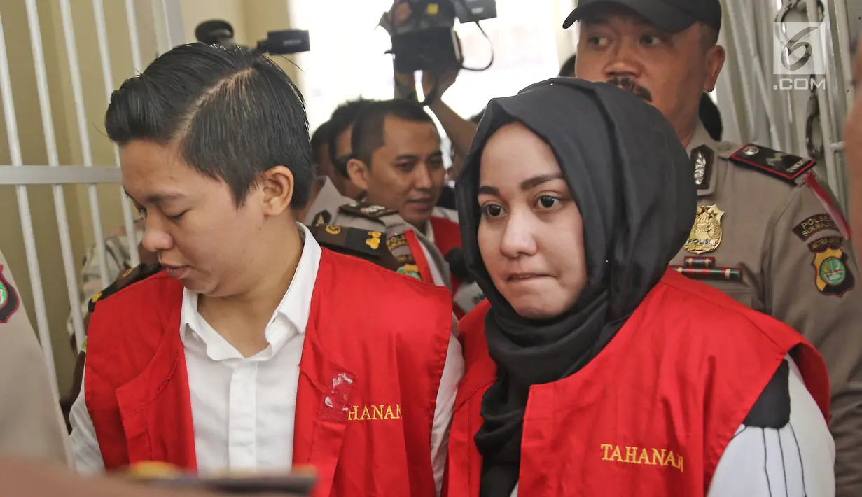 Terdakwa kasus dugaan penipuan First Travel, Kiki Hasibuan dan Anniesa Hasibuan dikawal petugas menuju ruang sidang di PN Kota Depok, Senin (23/4). (Liputan6.com/Herman Zakharia)