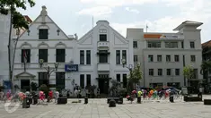 Sepeda onthel terparkir di depan Museum Wayang yang terletak di kawasan Kota Tua, Jakarta, Jumat (4/3). Pemprov DKI akan segera melakukan revitalisasi kawasan Kota Tua dan membutuhkan dana anggaran sebesar Rp 200 miliar. (Liputan6.com/Yoppy Renato)
