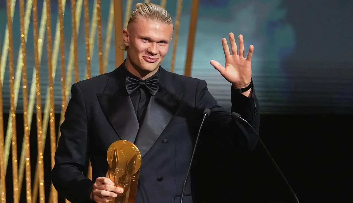 Erling Haaland memenangkan Trofi Gerd Muller pada upacara Ballon d'Or 2023 setelah membawa Manchester City meraih treble di 2022/2023. (AP Photo/Michel Euler)