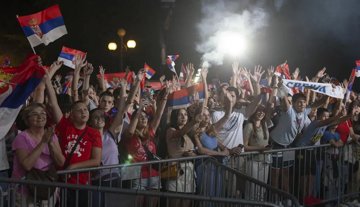 Masyarakat Serbia menyambut petenis Novak Djokovic dan Timnas Basket Serbia di ibu kota Belgrade, Serbia, 12 September 2023 waktu setempat. (AP Photo/Marko Drobnjakovic)
