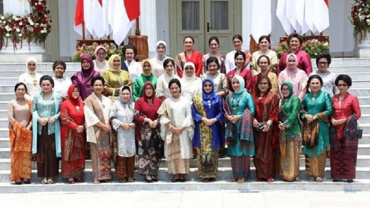 Para istri menteri Kabinet Indonesia Maju berpoto bersama
