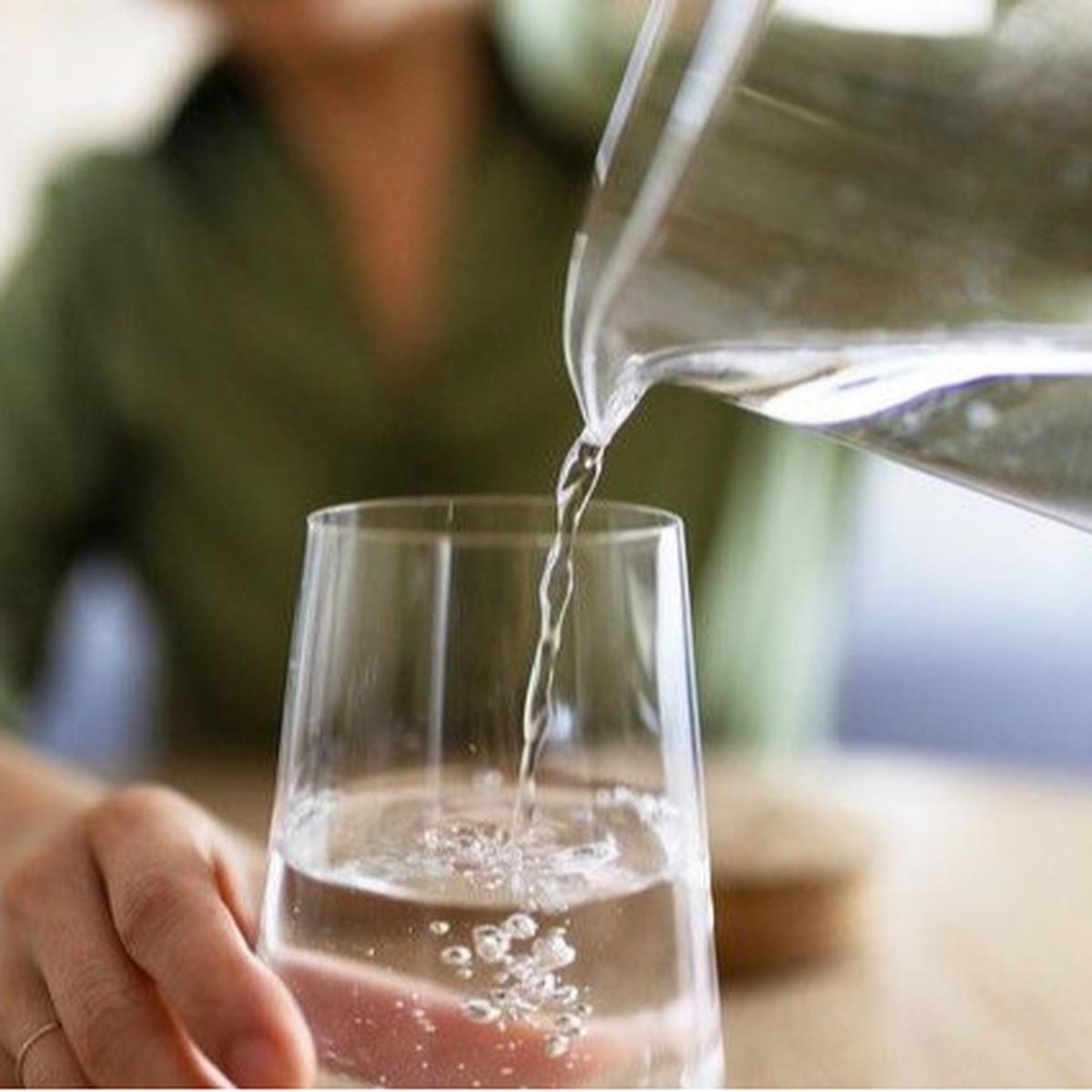 Minum Air Putih. (foto: Pinterest/Beautynesia.id).
