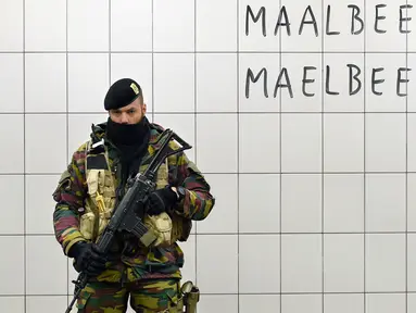 Seorang petugas bersenjata melakukan penjagaan di Stasiun Metro Maelbeek di Brussels, Ibu Kota Belgia, Senin (25/4). Stasiun kereta metro tersebut akhirnya dibuka kembali setelah serangan bom 22 Maret 2016 lalu yang menewaskan 35 orang. (JOHN Thys /AFP)