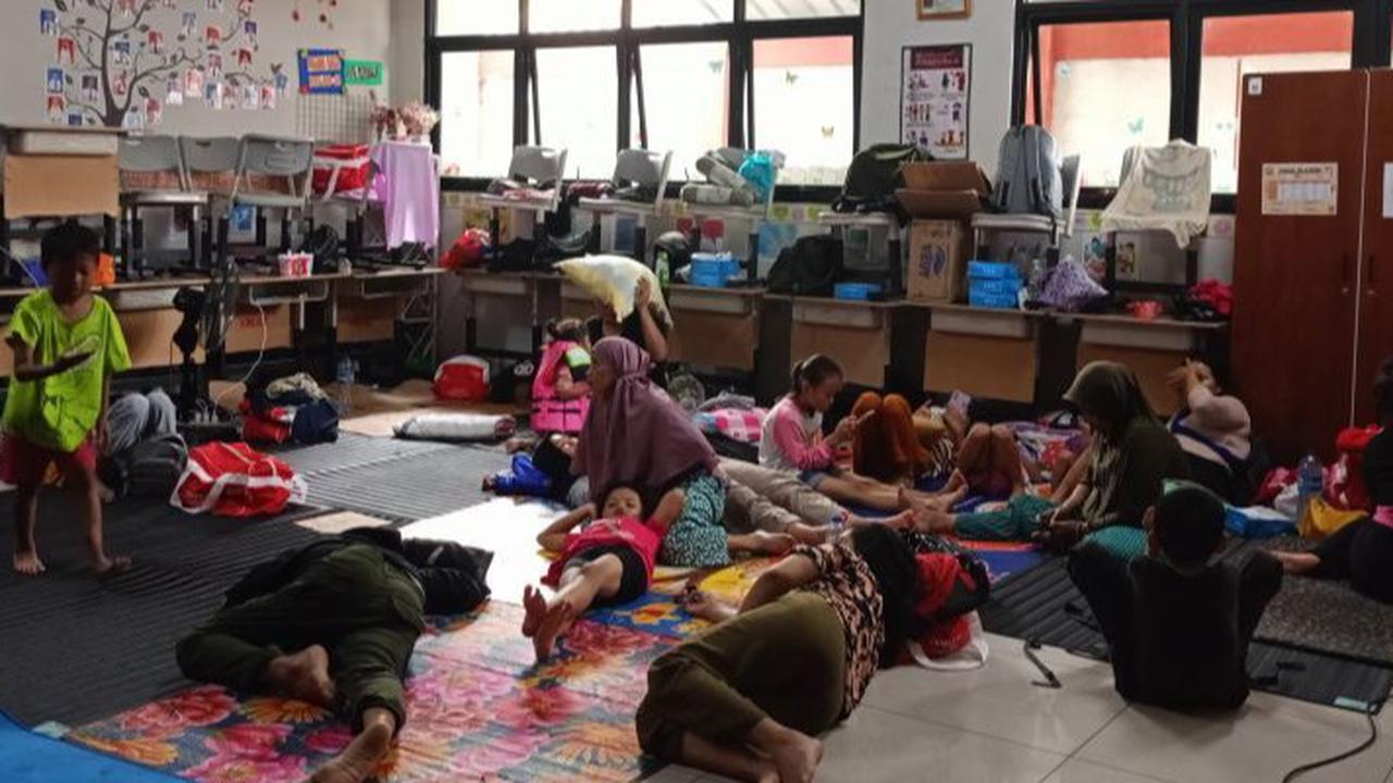 Ratapan Warga Korban Banjir di Kampung Melayu: Tolong Dijaga Kesehatan Anak-Anak Kami