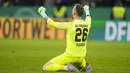 <p>Lucas Holer maju sebagai eksekutor. Holer sukses menaklukkan Sommer untuk membawa Freiburg berbalik unggul 2-1. (AP Photo/Matthias Schrader)</p>