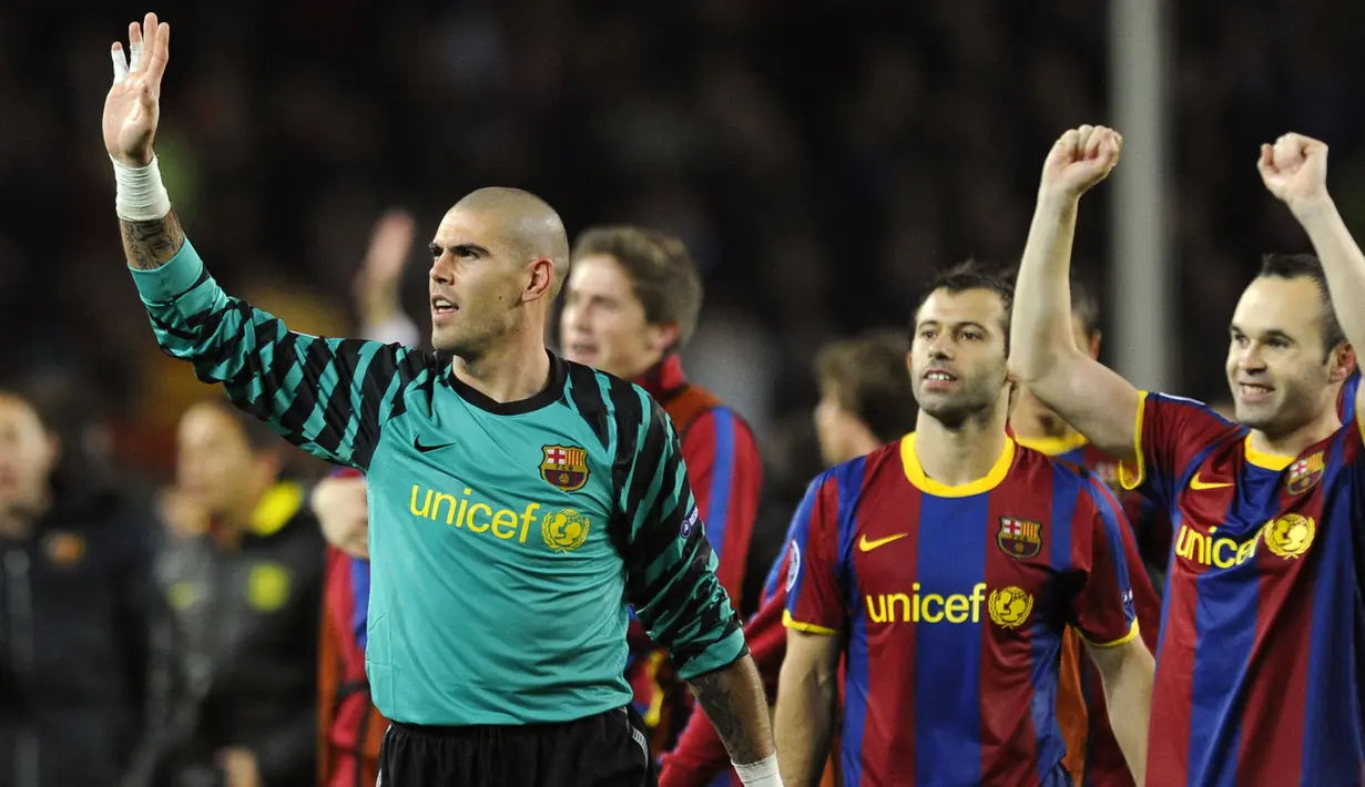 Victor Valdes (kiri) telah menjaga gawang Bracelona selama 12 tahun. Namun karirnya di Camp Nou berujung penderitaan setelah ia mengalami cidera akibat ligamen anteriornya robek pada 2014 silam. Dirinya harus absen dan El Catalan melepas kontraknya pada Juli tahun itu. (Foto: AFP/Javier Soriano)