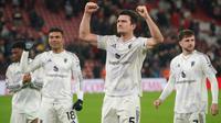 Harry Maguire dari Manchester United menyapa para pendukung setelah pertandingan&nbsp;Premier League Inggris antara Liverpool dan Manchester United di Liverpool, Inggris, Minggu, 19 Oktober 2025. (Foto AP/Ian Hodgson)