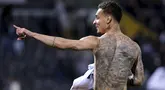 Pemain Real Betis, Antony melakukan selebrasi setelah mencetak gol ke gawang Vitoria Guimaraes dalam laga leg 2 babak 16 besar Conference League yang berlangsung di D Afonso Henriques Stadium, Portugal, Jumat (14/03/2025) dini hari WIB. (AP Photo/Luis Vieira)
