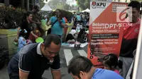 Warga melakukan pendaftaran daftar pemilih tetap (DPT) di kawasan Car Free Day, Jakarta, Minggu (21/10). Di pos pendaftaran ini warga juga dapat mengecek apakah namanya sudah tercantum dalam DPT Pemilu 2019 atau belum. (Merdeka.com/Iqbal S. Nugroho)